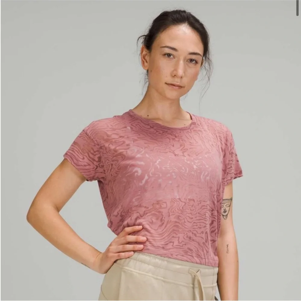 Lululemon Cates Tee *Veil Size 8 Spiced Chai Pink Swirl Patterned Top - Picture 1 of 6